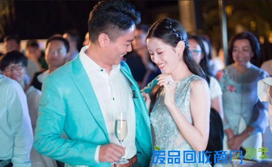 Angelababy黄晓明今日举办婚礼 豪华婚纱照提前看（全文）