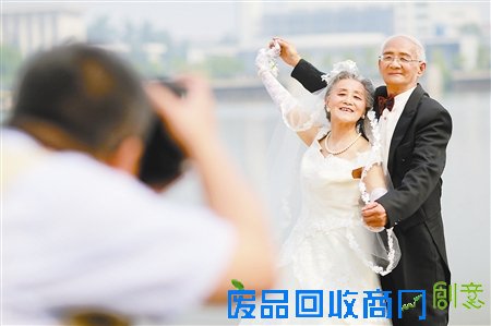 补拍婚纱照 致敬老教师：金婚之年再披婚纱(图)