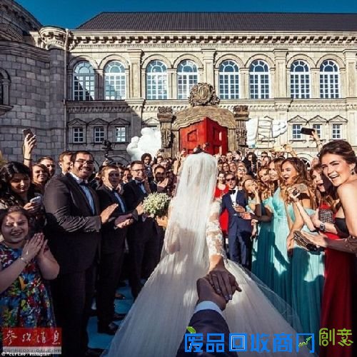 俄“牵手环游世界”情侣结婚啦！唯美婚纱照曝光