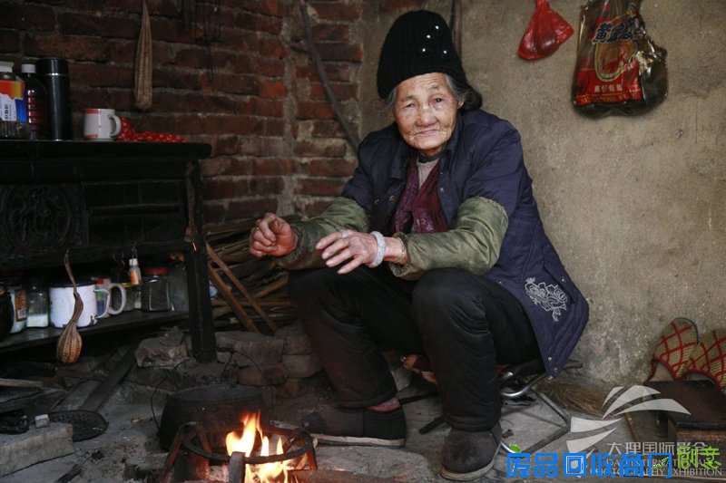 《外婆》摄影师：蒋新军  在外婆生命的最后几年里，我成为一名摄影记者。过年回家，如果稍早几天，就能赶上春节前外婆的生日。家人们早已把为她过生日当成节日的一部分。也就是这个时候，是我记录老人和她的孩子们最好的时机。2015年6月，我在大雨中送走老人，祝福她天堂安康。