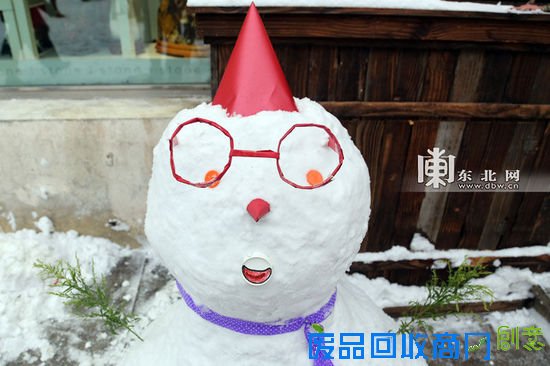 眼镜店前萌萌的迎宾雪人。东北网记者