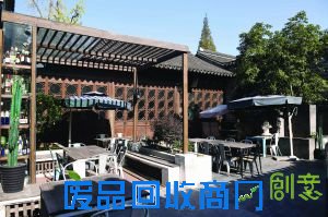 老门东历史文化街区里，不仅有古色古香的老城南建筑，原汁原味的传统小吃，也有时尚新潮的音乐轻吧。在老门东寻花巷，跨过复古的门头和门槛，里面是由时尚元素、创新理念搭建的休闲聚会场——O5麒麟会，南京文艺青年的又一集散地。