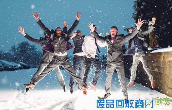 雪景婚纱照惊艳：冰雪奇缘 来自冬天的祝福