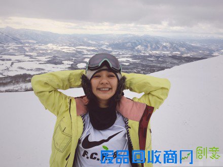 陈意涵雪中倒立震惊网友 可爱笑容极具感染力（组图）