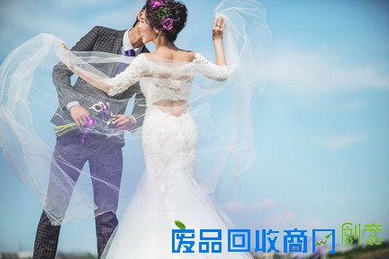 从幸福婚纱照感受新人们的温馨和浪漫