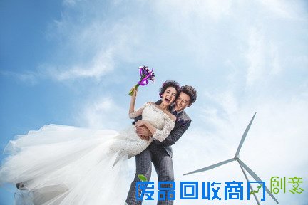 从幸福婚纱照感受新人们的温馨和浪漫