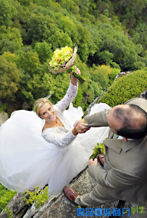 美摄影师为新婚夫妻在悬崖边拍婚纱照