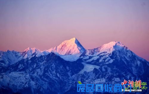 金灿阳光洒向贡嘎雪山