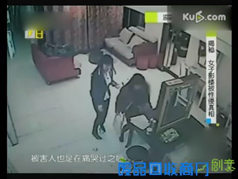 女子拍写真狂摆性感姿势 摄影师把持不住手伸进其内裤