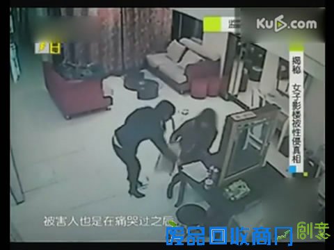 女子拍写真狂摆性感姿势 摄影师把持不住手伸进其内裤