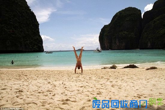 Handstander在泰国皮皮岛。