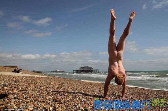 Handstander在布莱顿海滩。