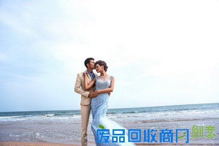 海景婚纱照的沟通经典场景怎能少了美丽的沙滩呢？