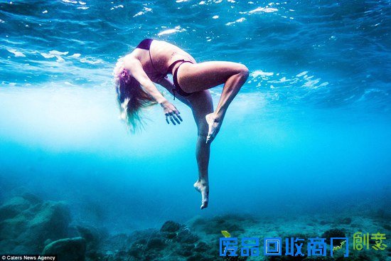 比基尼美女水下做健身操 身躯灵活“汹涌”澎湃