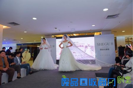 福州摄谷礼服馆开业 婚纱礼服闪耀榕城