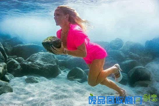 美女拍水下健身照穿比基尼摆高难度动作 身躯灵活“胸涌”澎湃