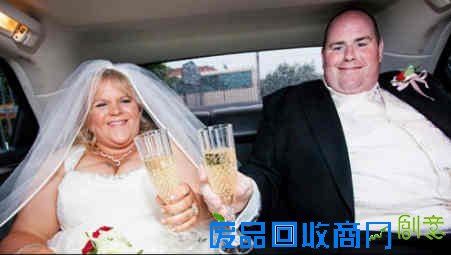 4次压断床！婚纱照惨不忍睹 暴肥夫妻3年甩肉300斤（图）