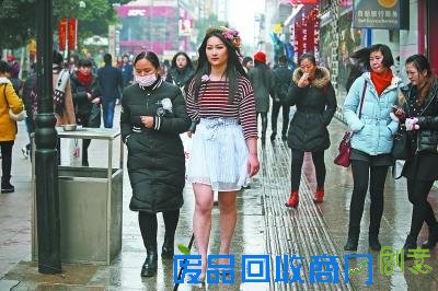 武汉最低温零下2℃ 女子街头拍照美丽“冻人”