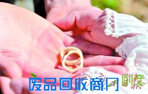 英国新人一英镑搞掂婚礼 新娘手工制作结婚戒指