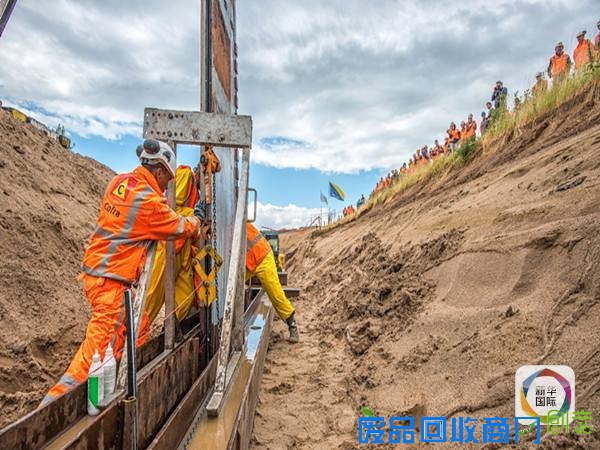 　　就这样把滤布“种”进去（Dutch regional water authority Rivierenland 供图）