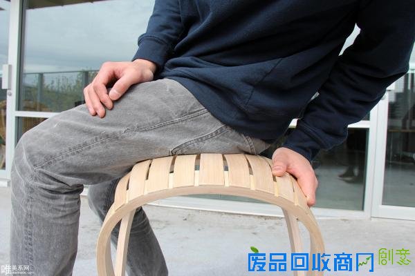  Hull Stool 拱形高脚椅