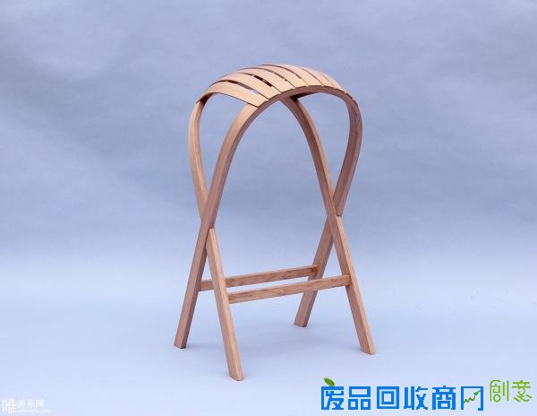  Hull Stool 拱形高脚椅