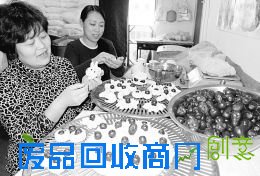 1月19日，在临汾市尧都区太平面塑制作中心，徐瑞玲在为客户制作年馍。该市有蒸年馍的习俗，每当进入腊月，许多居民用面粉、红枣和各种豆类捏制枣山、石榴糕、动物等面塑制品，以象征万事如意、喜庆吉祥。