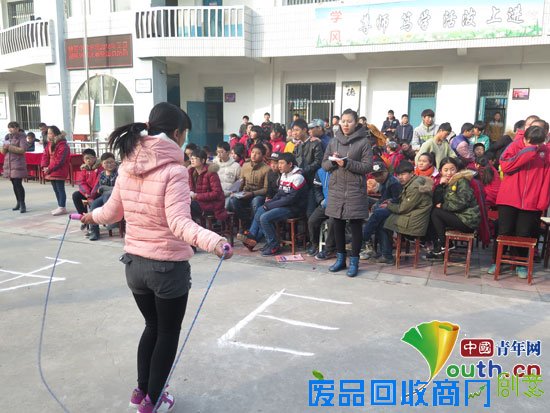 陂西镇中学举办新年校园趣味运动会。图为跳绳比赛现场。江苏师大研支团供图