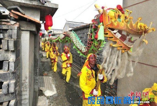 游客岳飞观前打“秦桧”