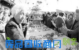 4月7日，在2015年岚县面塑艺术节上，国家级非物质文化遗产传承人李成秀向观众介绍她的面塑作品。今年74岁的李成秀从20多岁开始学习面塑艺术，一直坚持不辍，创作作品不计其数。在50余年的从艺经历中，李成秀老人尤其擅长花鸟鱼虫、人物的制作，她的技艺娴熟、誉满四乡。