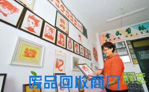 雷俊精心打理自己的作品展室