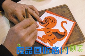 年味：年货市场人挤人 市民创作直径1.4米百猴图