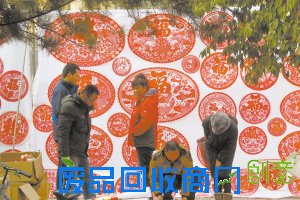 年味：年货市场人挤人 市民创作直径1.4米百猴图