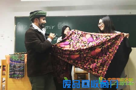 印度传统手工艺大师Khalid到山西师范大学现代文理学院与美术系师生进行民艺交