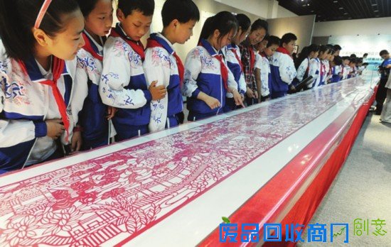　　昨天，金国荣创作的大型真丝剪绸《苏州园林图》作品展出，引来众多学生参观。　　□记者杭兴微摄
