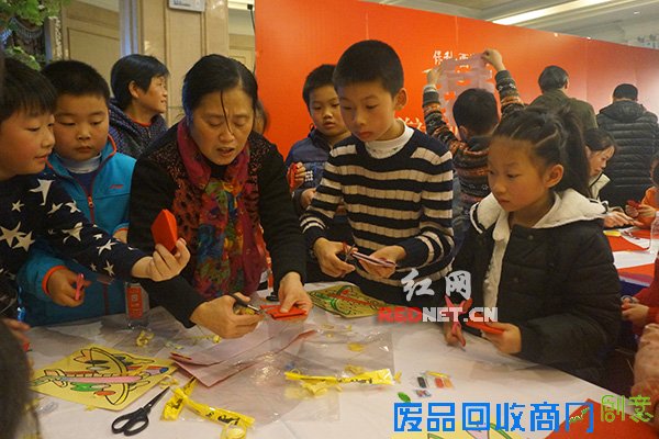 小朋友在老师的带领下认真学习剪纸