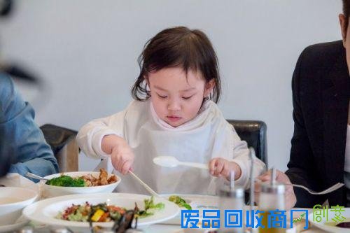 贾乃亮谈秀恩爱只为不犯错 盘点熊孩子逗比甜馨坑爹语录