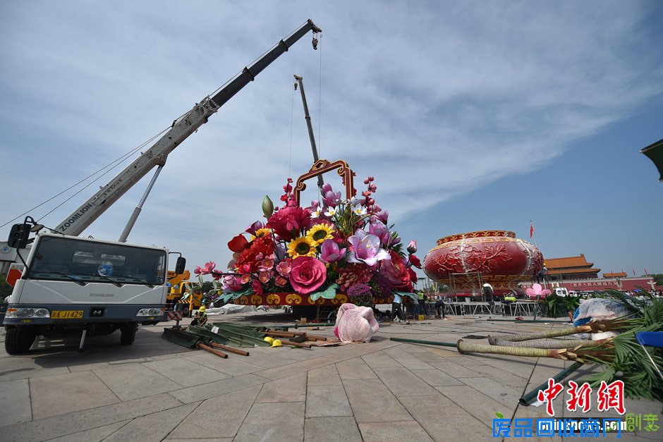 [新华网云南频道] 天安门广场布置“祝福祖国”大型花篮造型花坛