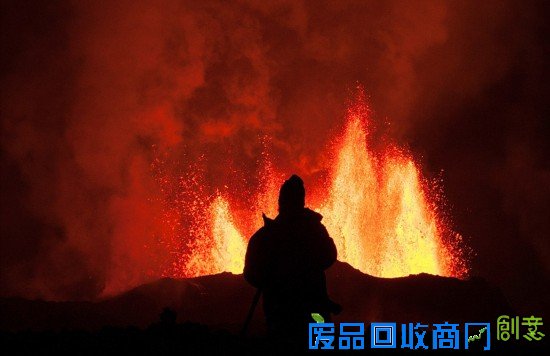 摄影师近距离抓拍火山喷发壮观美景(组图)