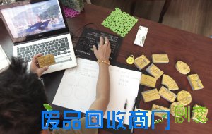 鲍栖敏对着电脑雕刻手工皂图案。