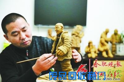 合肥闹市区有位泥人制作高手：工具靠日常物品做成