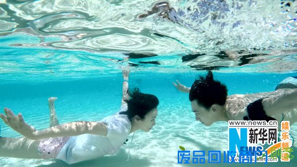 杨洋陈意涵甜蜜约会水下拍照 上演湿身诱惑