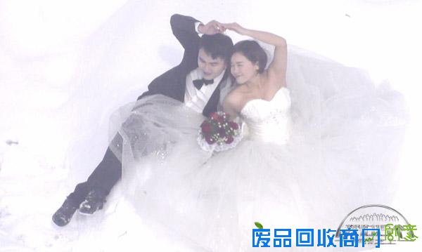 情侣粉丝登平顶拍婚纱照 两位高颜值新人入住