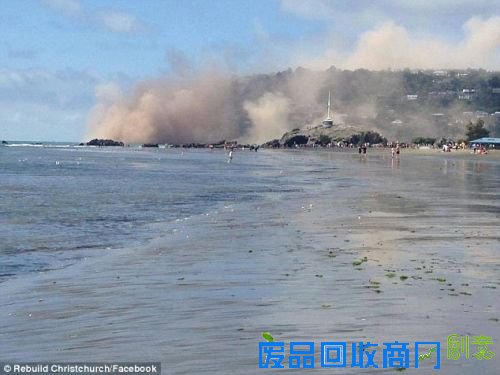 地震瞬间，巨大的尘埃云覆盖了整个城市