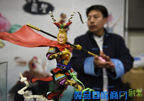 1月17日，面塑传承人张斌在展示他刚刚制作好的《齐天大圣》面塑。新华社记者 姚剑锋 摄