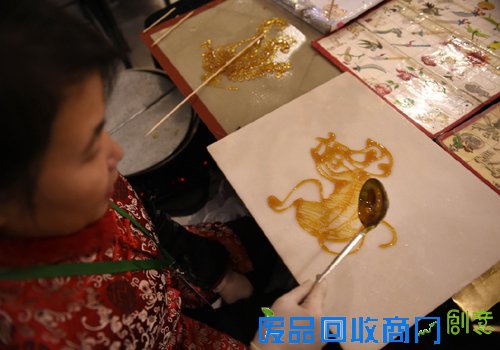 1月17日，李氏糖人传承人李凤艳在现场制作《金猴贺寿》糖画。新华社记者 姚剑锋 摄