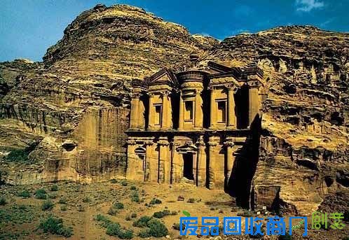 佩特拉(Petra)是约旦的一座古城，位于约旦首都安曼南250公里处，隐藏在一条连接死海和阿卡巴海峡的狭窄的峡谷内。古代曾为重要的商路中心，厄多姆国的都城。1812年以来陆续发现许多古迹，大都雕刻在一条深谷的岩壁上。