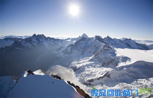 在这里，有德国阿尔卑斯山区最著名的登山和滑雪胜地Oberstdorf。站在它的Nebelhorn峰顶，只要天气足够晴朗，至少可以望见阿尔卑斯山区400座高峰。