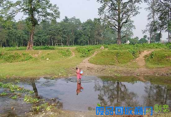 在奇旺，远远看见一个村妇小心淌着小河去洗衣服，整个画面很美，让人想起“西施浣纱鱼沉水，昭君出塞雁落沙”的诗句。