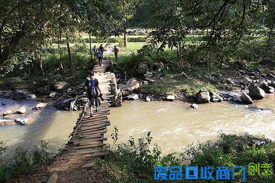 不仅跋山，还要涉水。